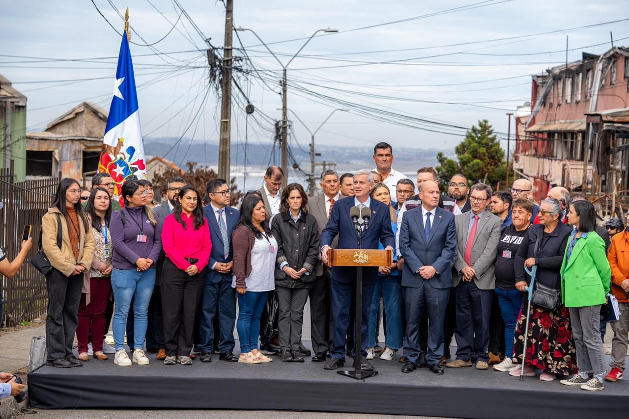 El Mandatario junto a ministros, parlamentarios y comunidad de Lirquén durante el anuncio del Plan de Reconstrucción.
