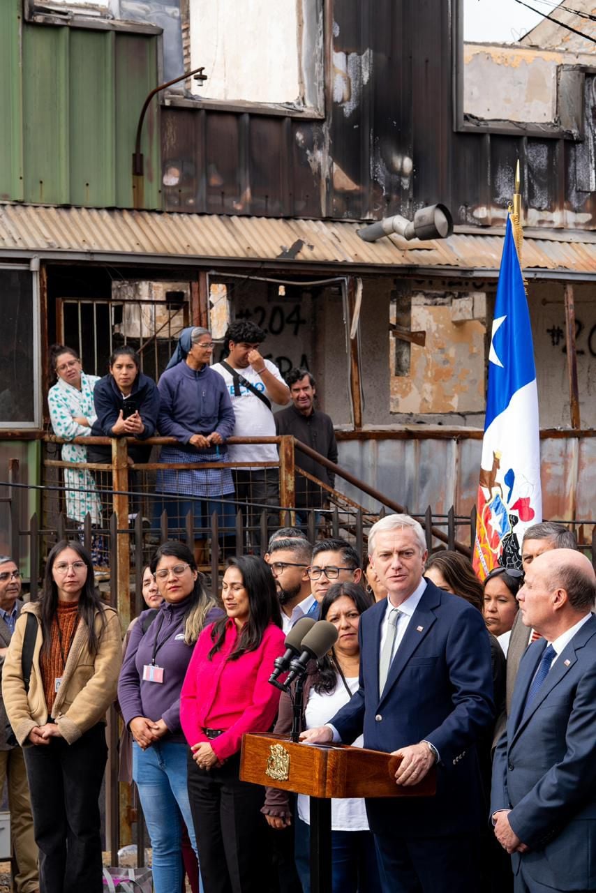 El Presidente Kast en el podio presidencial, rodeado por la comunidad de Lirquén y su comitiva ministerial.
