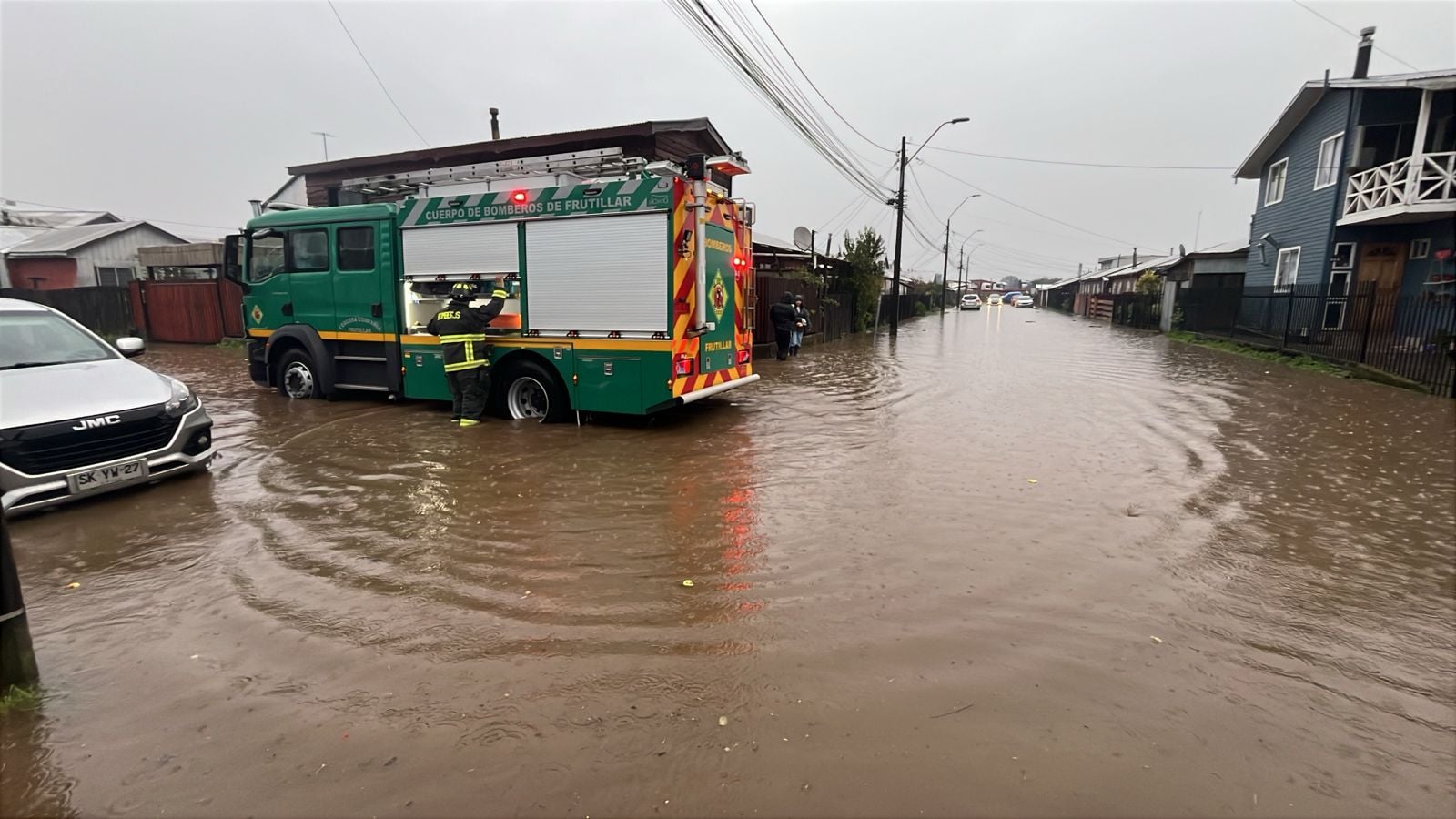 Calles anegadas en Frutillar producto de las intensas precipitaciones.
