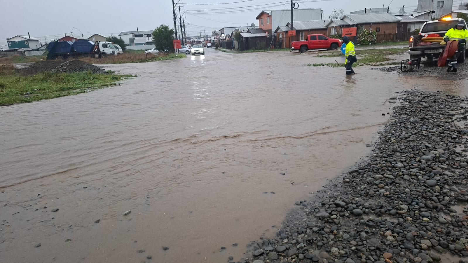 Personal municipal trabaja en terreno para despejar las aguas acumuladas.