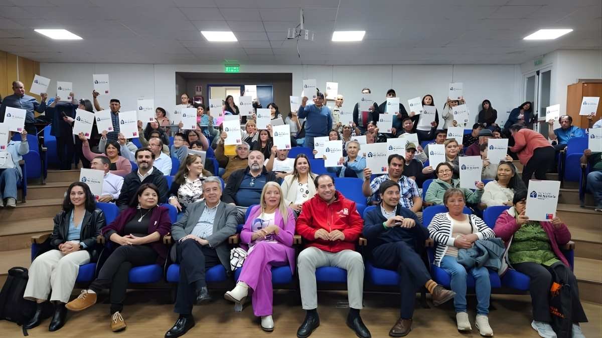 Entrega de títulos de dominio a familias de Llanquihue