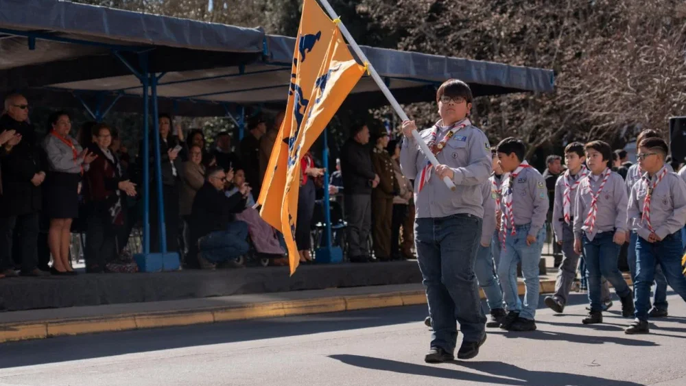 Un scout porta el estandarte de su grupo durante el desfile de Fiestas Patrias en la Plaza de Armas de Osorno