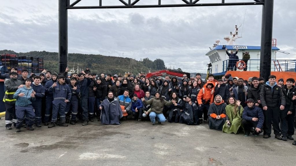 Imagen de archivo: estudiantes y voluntarios reunidos en el muelle de Isla Tenglo tras una jornada de limpieza del borde costero