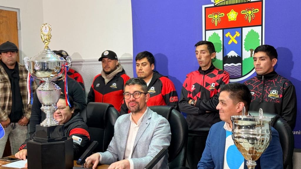 Presentación de una liga de fútbol 7 en la Municipalidad de Frutillar, imagen de archivo de mayo de 2026
