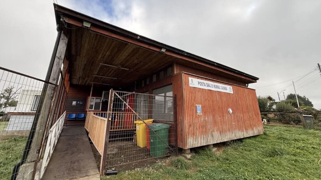 Frontis de la Posta de Salud Rural de Casma, en la comuna de Frutillar, imagen de archivo