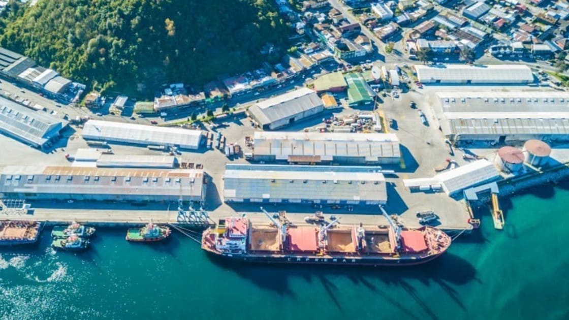 Vista aérea del puerto de Puerto Montt con un buque de carga atracado junto a los galpones, imagen de archivo