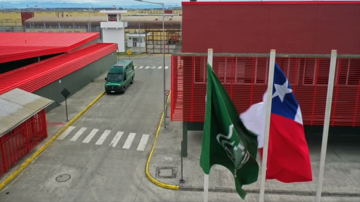 Acceso al Complejo Penitenciario Alto Bonito de Puerto Montt, con las banderas de Gendarmería y de Chile
