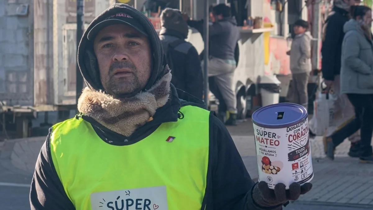 Rodrigo Mellado, padre de Mateo, con chaleco de la campaña Súper Mateo y una alcancía de donaciones durante la caminata solidaria.