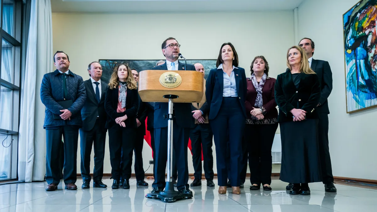 El canciller Francisco Pérez Mackenna entrega declaraciones en el Ministerio de Relaciones Exteriores junto a representantes de gremios exportadores