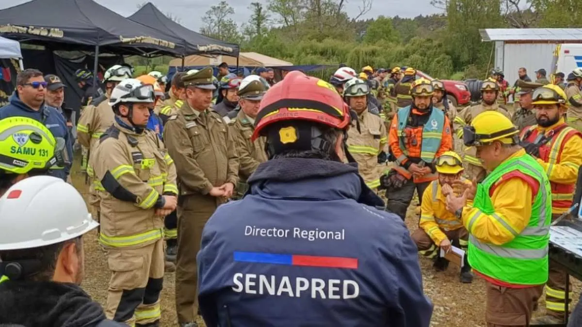 Equipos de emergencia y el director regional de Senapred reunidos en terreno durante el despliegue por los sistemas frontales en la Región de Los Lagos.