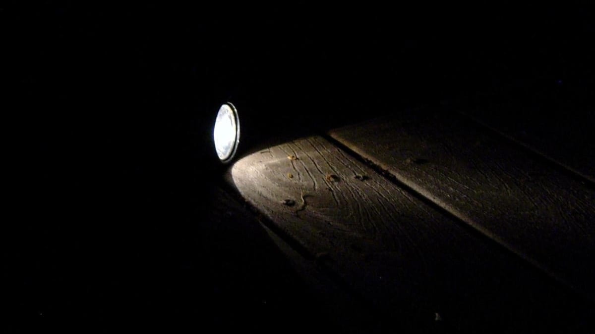 Linterna encendida durante una interrupcion del suministro electrico