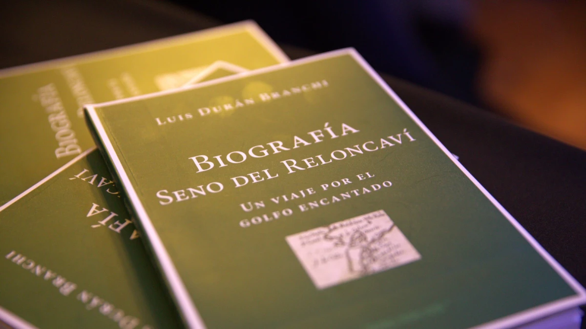 Ejemplares del libro «Biografía Seno del Reloncaví» en el lanzamiento en Casa Pauly