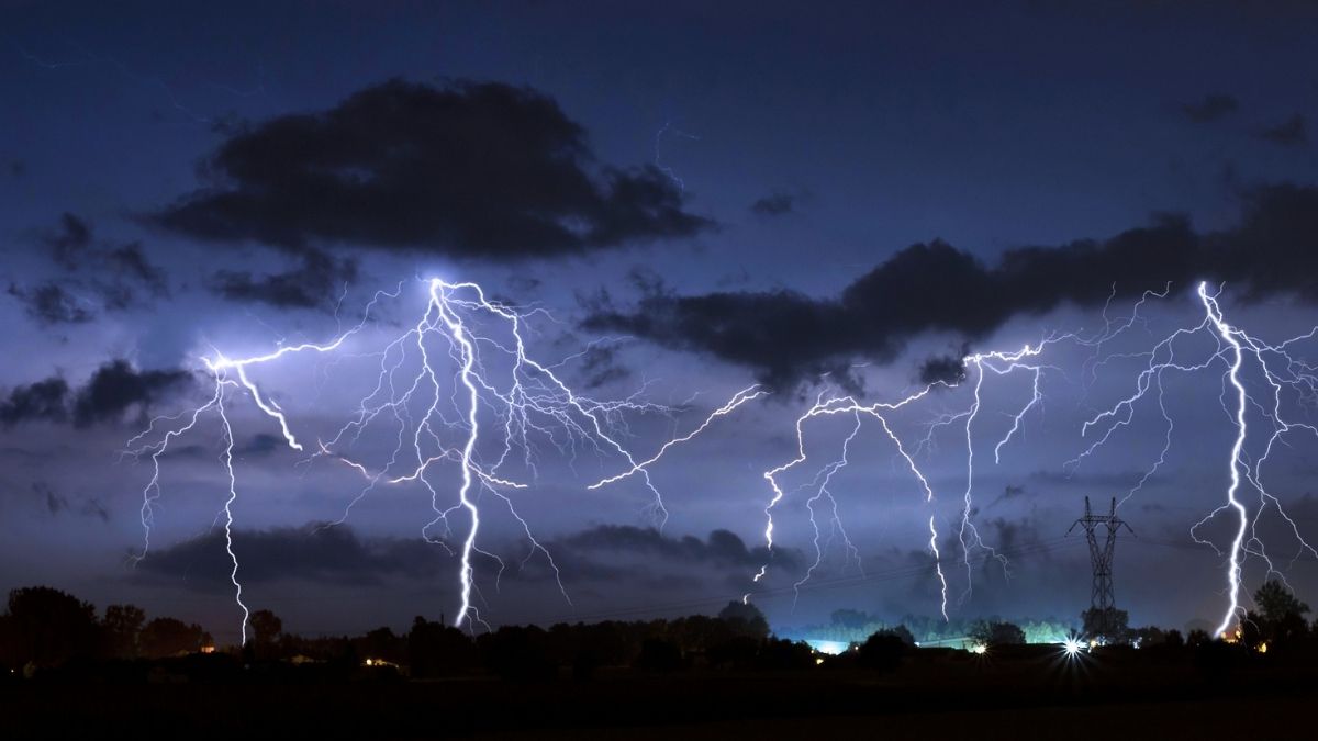 Imagen de archivo: múltiples descargas eléctricas sobre el horizonte durante una tormenta nocturna