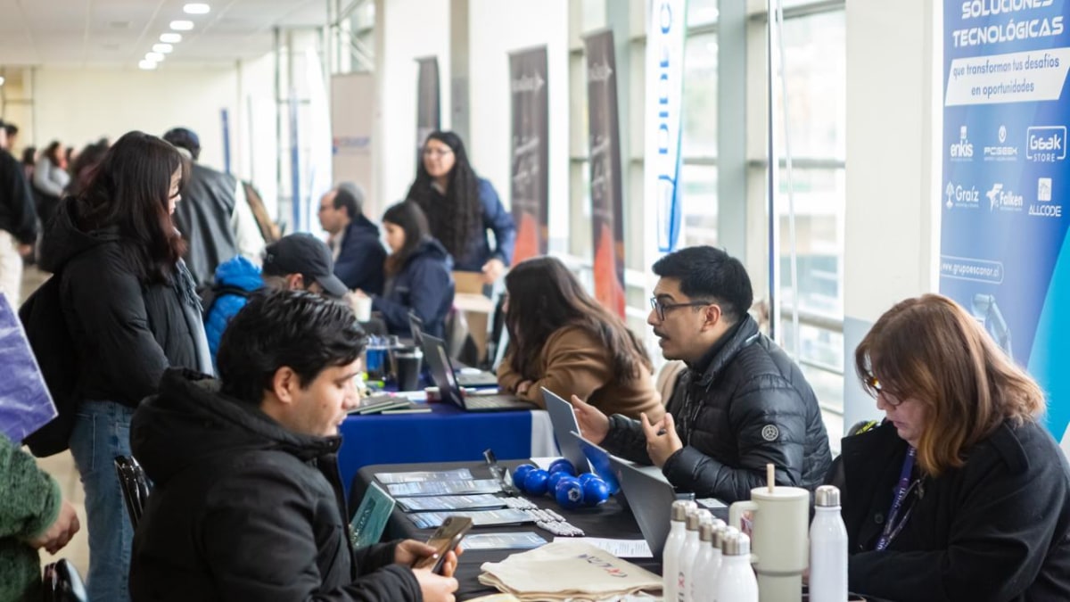 Postulantes en los stands de una jornada de intermediacion laboral anterior en la region