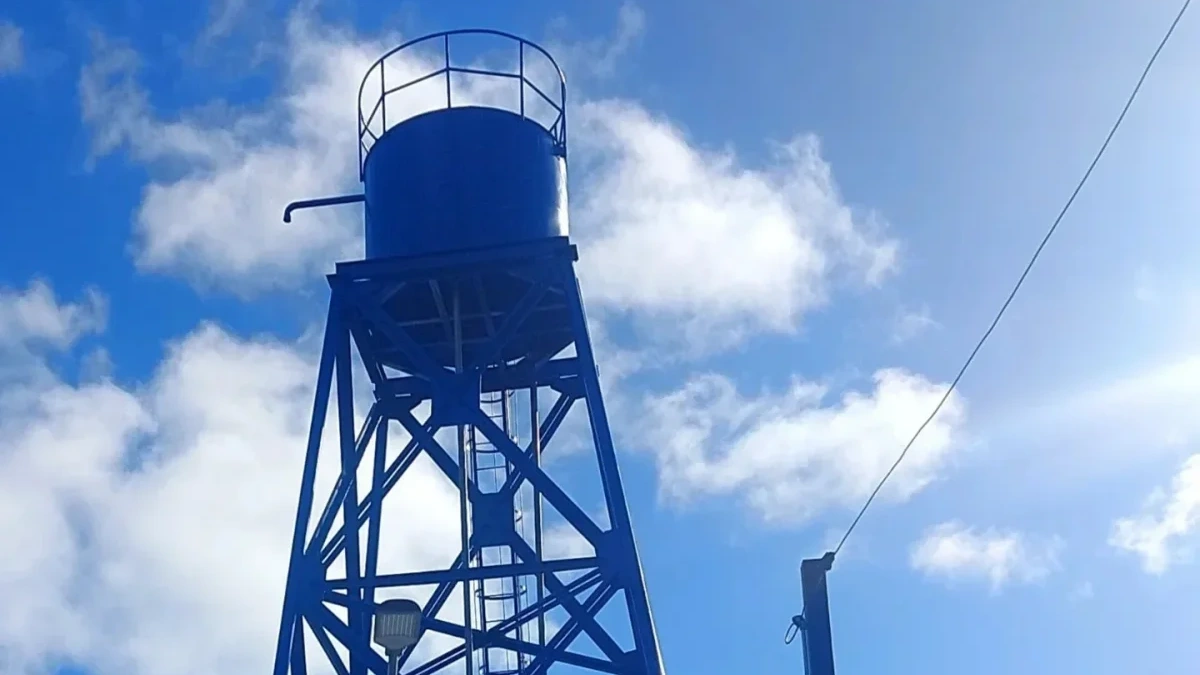 Imagen de archivo: estanque elevado de un sistema de agua potable rural, con la torre metálica pintada de azul recortada contra el cielo