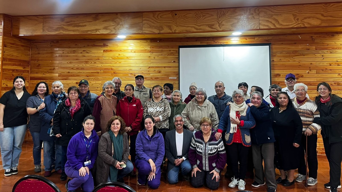 Personas mayores y profesionales del Centro Diurno Comunitario de Puerto Octay durante una actividad del programa