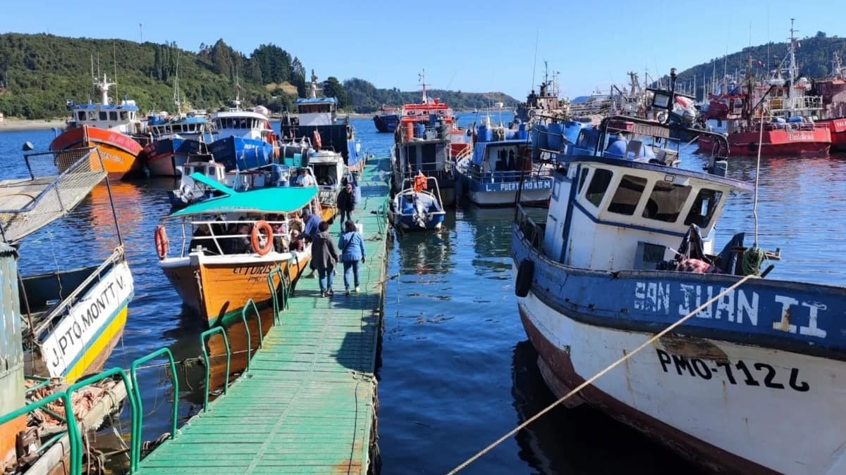 Embarcaciones de pesca artesanal en el puerto de Puerto Montt, imagen de archivo