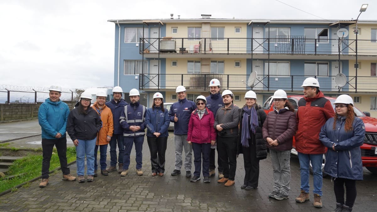 Autoridades regionales con casco de obra frente al Condominio Social El Mirador, en el sector Mirasol de Puerto Montt
