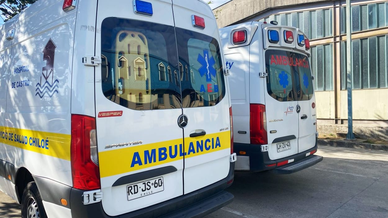 Dos ambulancias del Hospital de Castro, con la leyenda Servicio de Salud Chiloé, estacionadas frente al recinto.