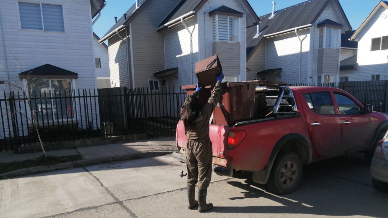 Operario de aseo municipal retira residuos en una calle de Frutillar
