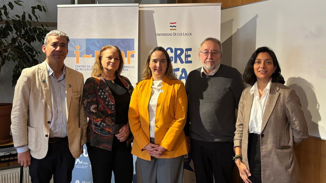 Participantes del taller sobre mitigacion del cambio climatico en el oceano, en el Centro i~mar de la Universidad de Los Lagos en Puerto Montt
