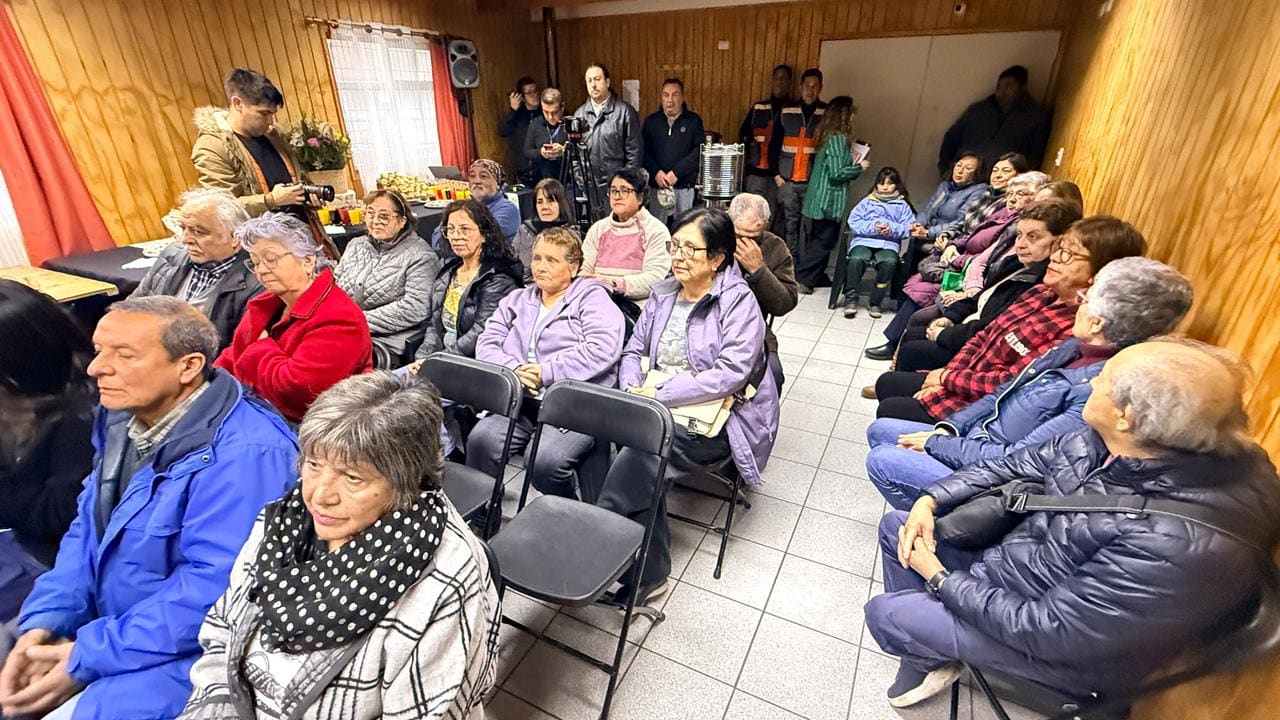 Vecinos de la población Vermont de Frutillar, en su mayoría personas mayores, durante la presentación de las alarmas comunitarias