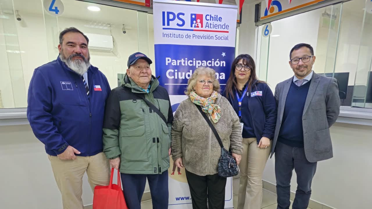 Autoridades regionales junto a dos personas pensionadas en una sucursal de ChileAtiende