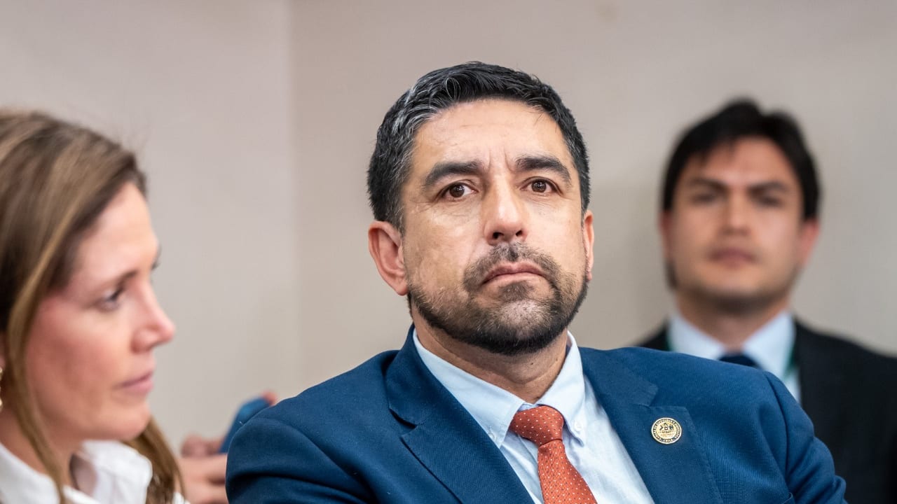 El diputado Héctor Barría durante una sesión de comisión en el Congreso