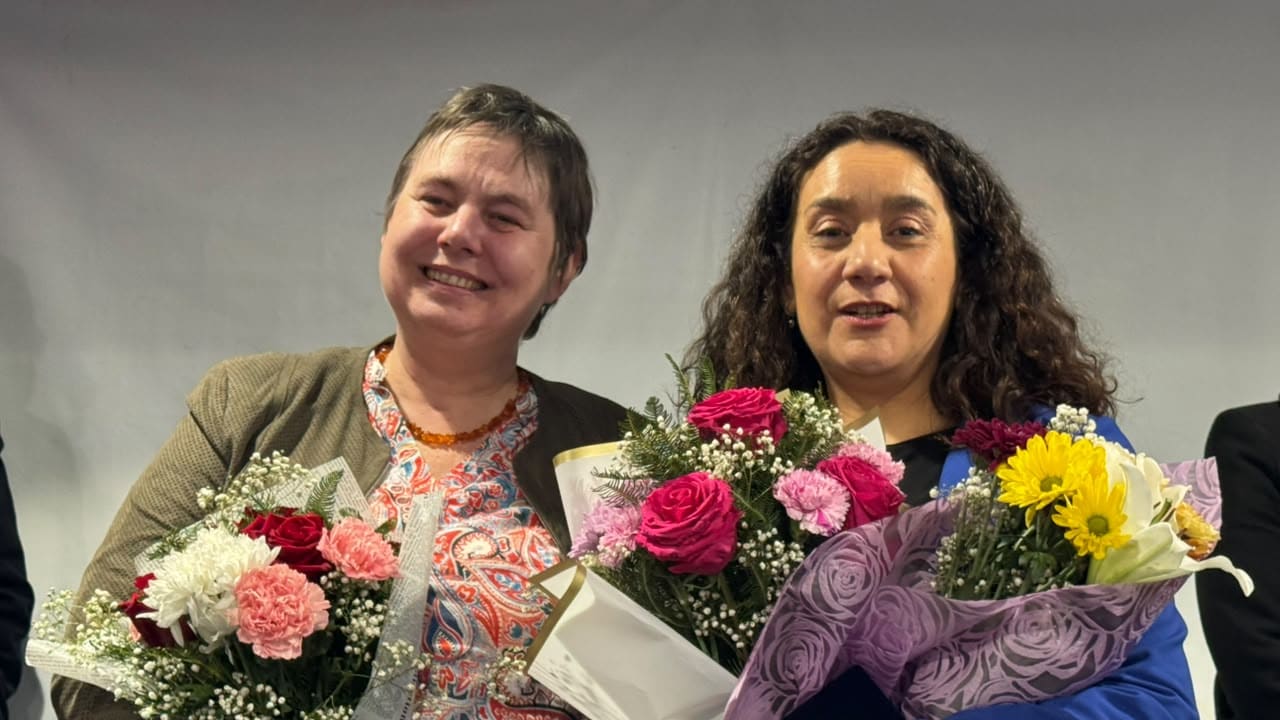 Las dos reconocidas de la Region de Los Lagos, con ramos de flores, en la ceremonia del programa Mujer Agroinnovadora en el Gobierno Regional