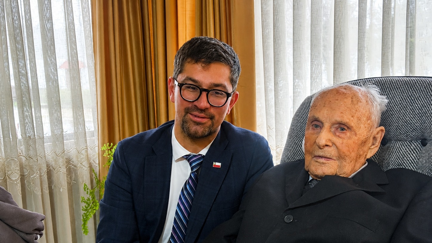 El alcalde de Frutillar, Javier Arismendi, sentado junto a Ignacio Neumann Kuschel en su casa el dia de su distincion por cumplir 100 anos