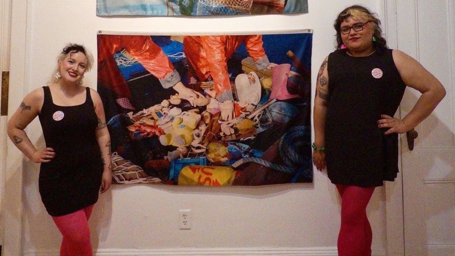 Las artistas del dúo Las Chapalelas junto a su obra expuesta en Governors Island, Nueva York