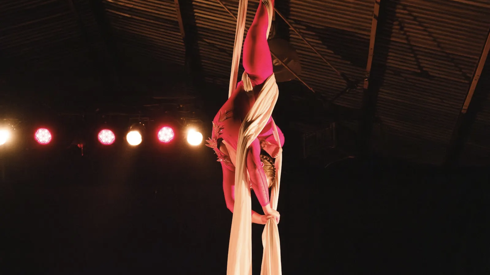 Una acróbata de Circo Frutillar en telas aéreas durante una presentación
