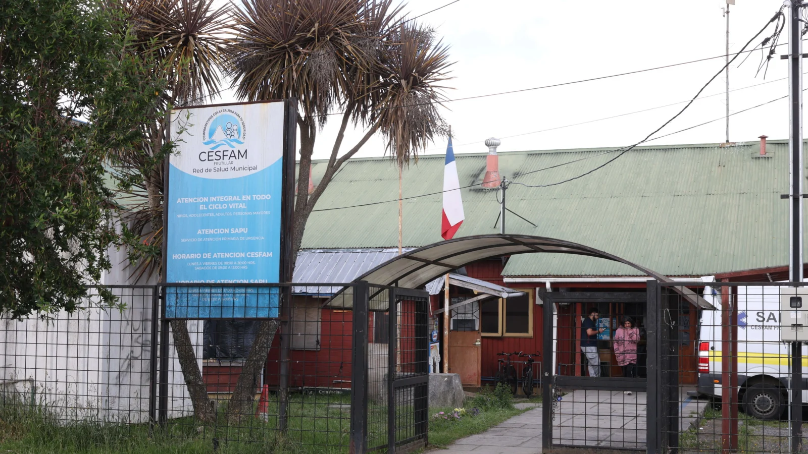 Entrada del Cesfam de Frutillar con el letrero que informa el horario del SAPU