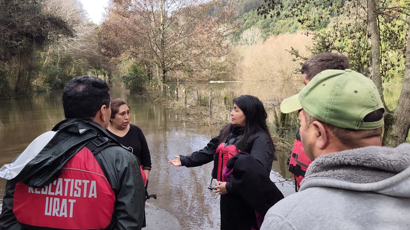 Autoridades y rescatistas junto a un predio anegado por los temporales en la provincia de Osorno