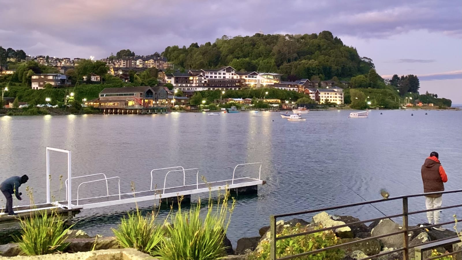 Viviendas y hoteles ocupando la ladera del cerro Philippi, en Puerto Varas, vistos desde la costanera