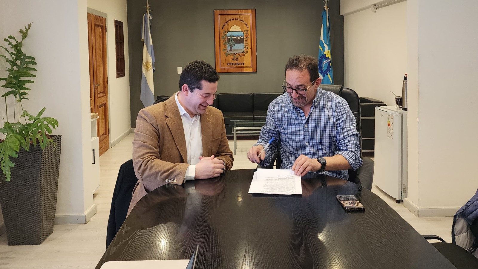El alcalde de Cochamo, Francisco Donoso, y el intendente de Lago Puelo, Ivan Fernandez, firman el convenio de hermanamiento.