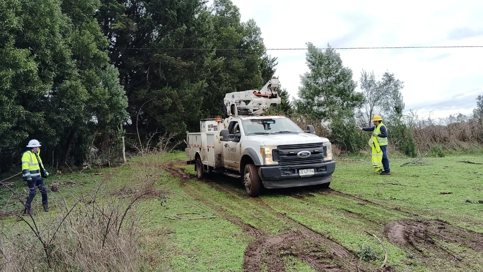 Imagen de archivo: cuadrilla del Grupo Saesa trabaja con camión grúa en el tendido eléctrico de una zona rural de la Región de Los Lagos