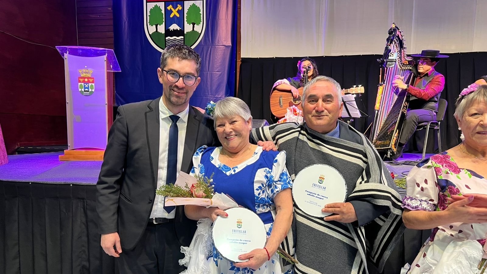 Premiacion de una edicion anterior del campeonato comunal de cueca de personas mayores en Frutillar