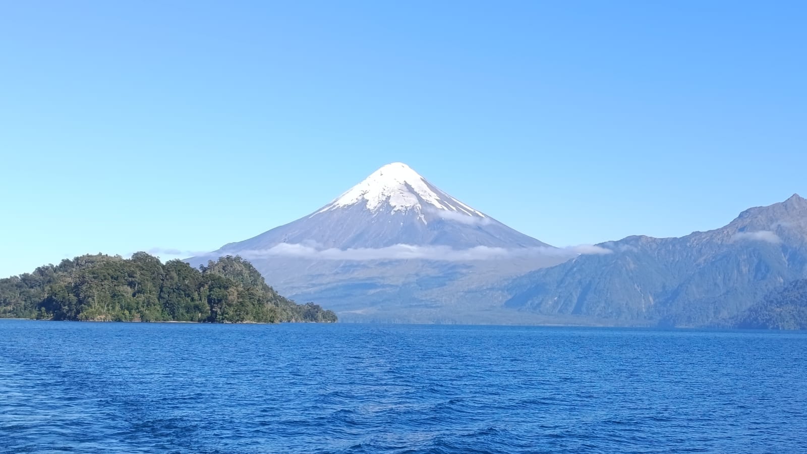 El volcán Osorno con su cono cubierto de nieve visto desde el lago, imagen de archivo