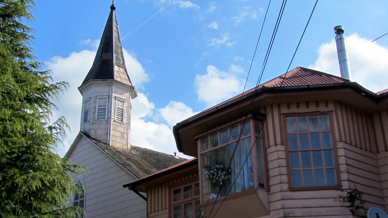 Torre de la Iglesia Inmaculada Concepción de Frutillar Bajo, con su campanario de madera y la cruz