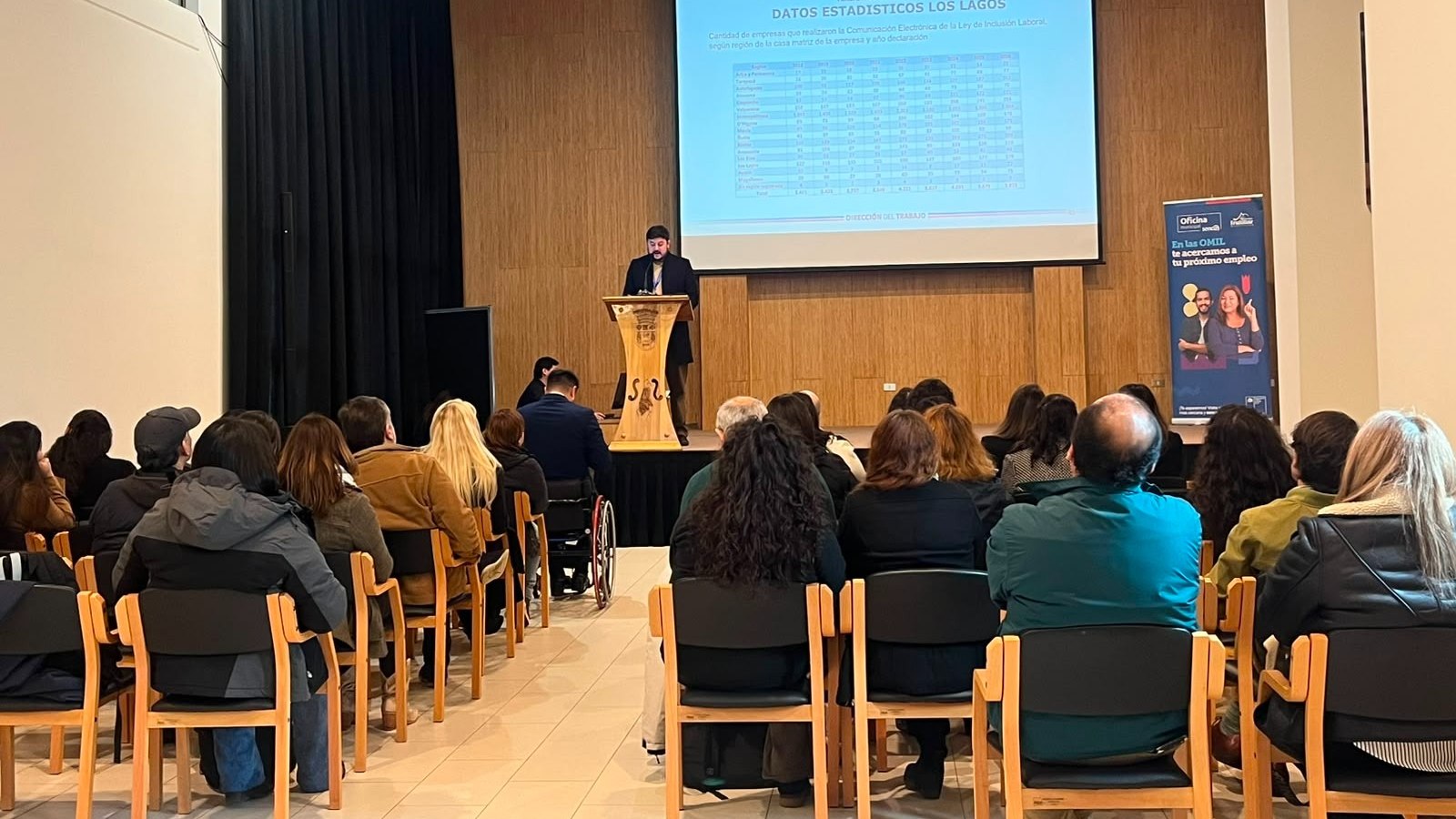 Imagen de archivo: encuentro laboral organizado por la OMIL de Frutillar, con asistentes en un auditorio frente a una presentacion