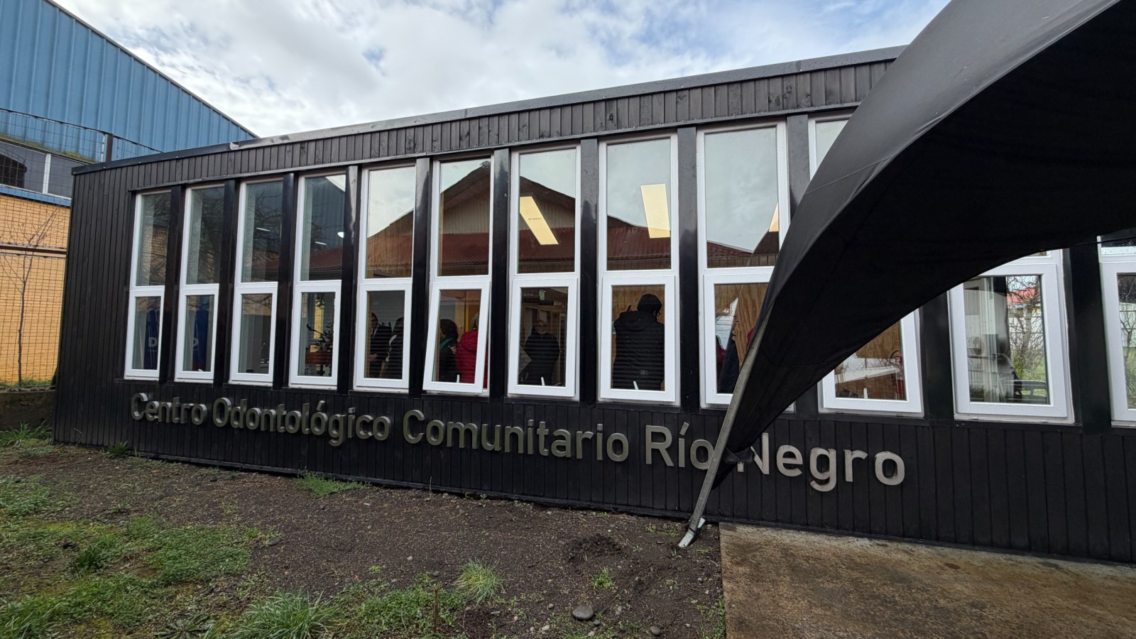 Fachada del nuevo Centro Odontológico Comunitario de Río Negro el día de su inauguración