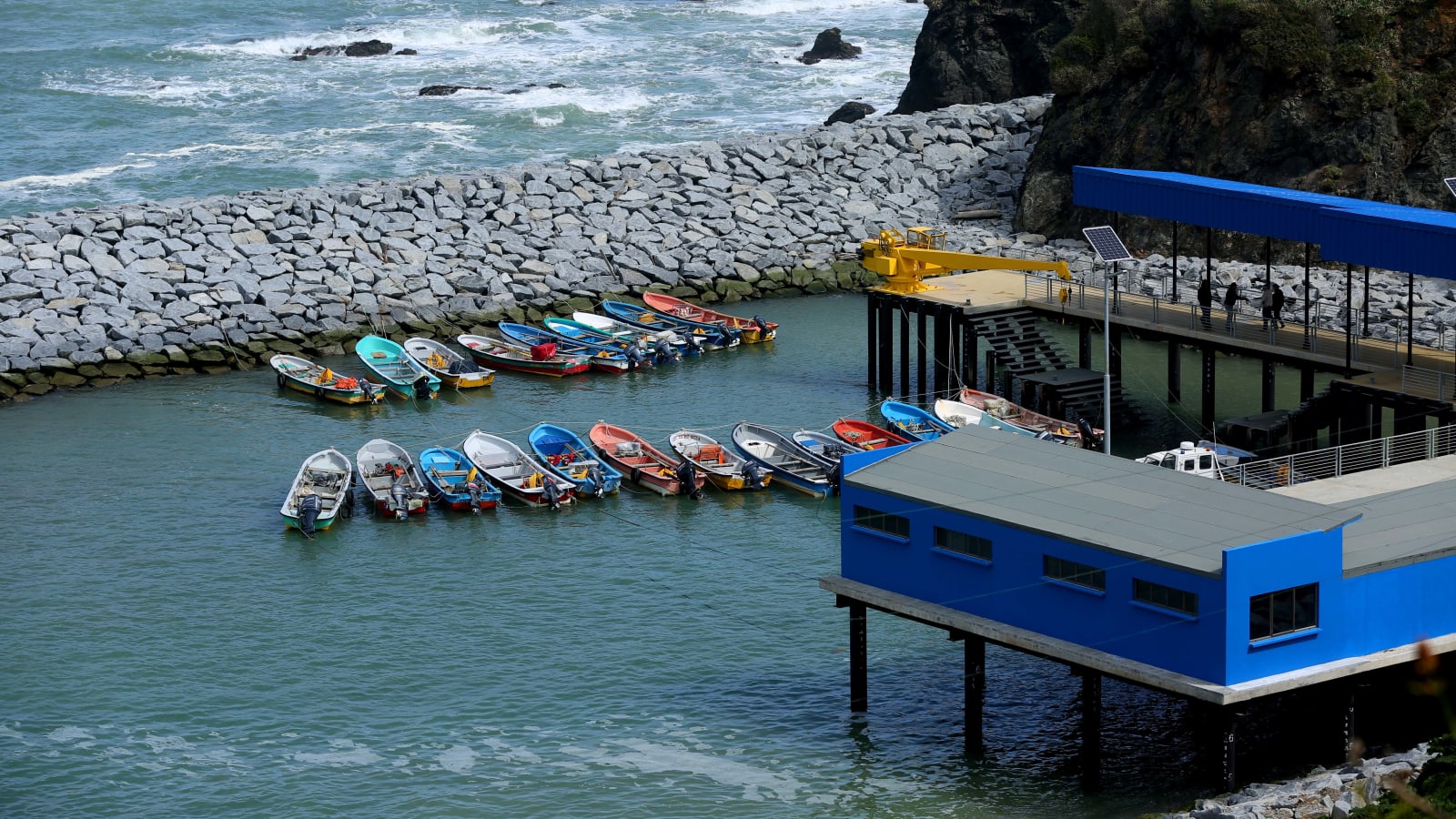 Botes de la flota artesanal amarrados en la caleta Estaquilla, en el litoral de la Región de Los Lagos.