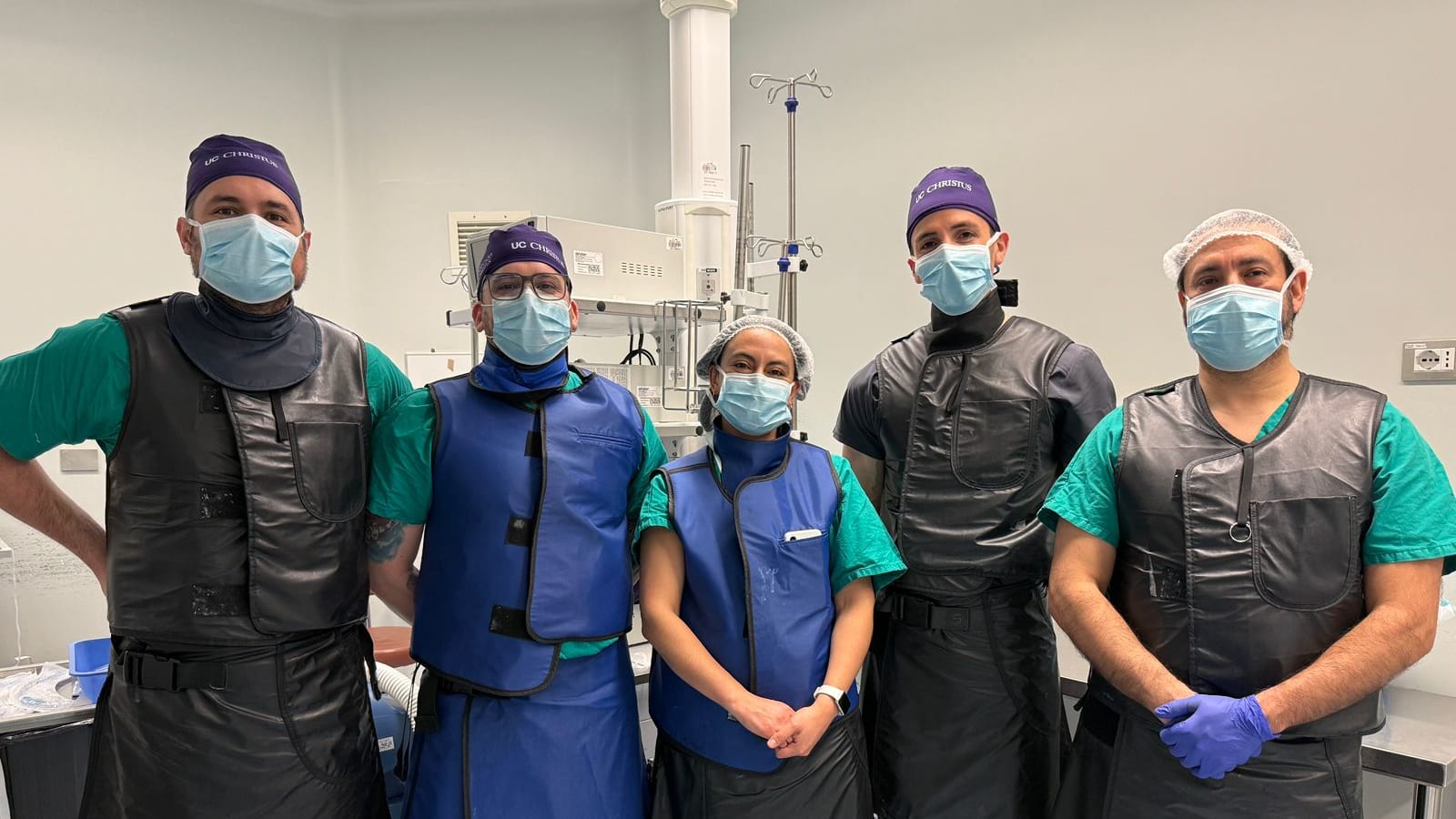 Equipo médico del Hospital Puerto Montt y de UC CHRISTUS en pabellón tras el primer implante de una bomba intratecal en la región.