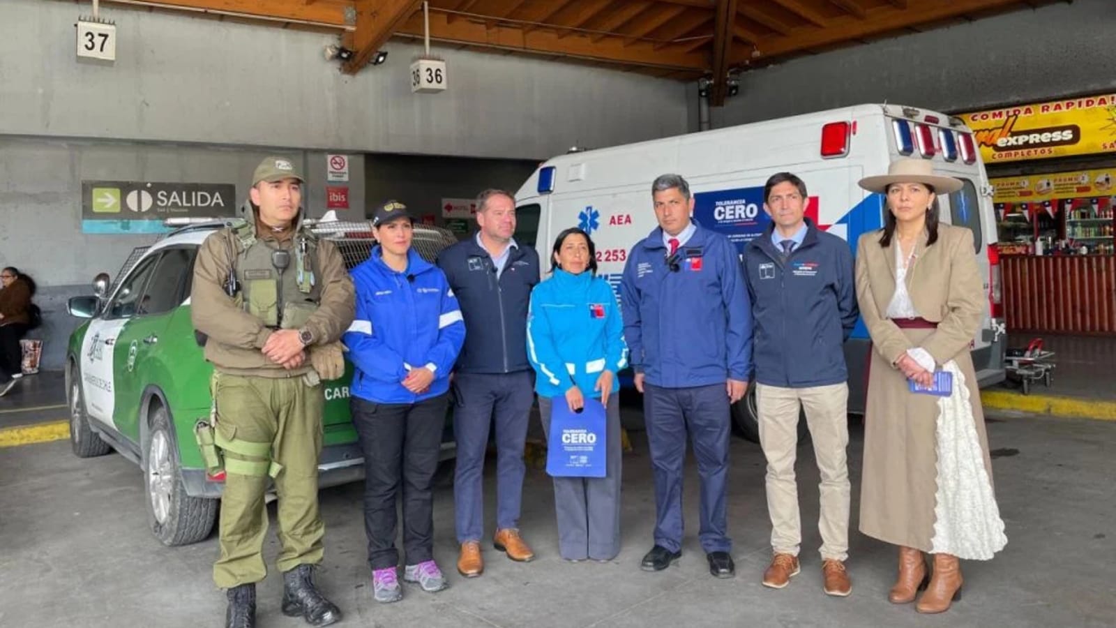 Autoridades regionales y Carabineros durante el operativo de fiscalización en el terminal de buses de Puerto Montt