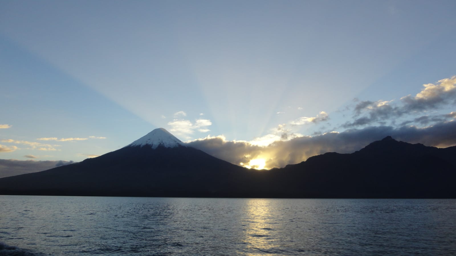 Amanecer sobre el lago Llanquihue con el volcán Osorno recortado a contraluz.