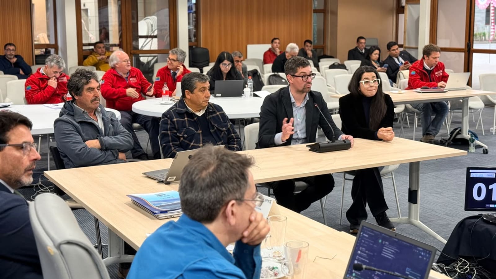 El alcalde de Frutillar expone ante el Consejo Regional junto a dirigentes del comité de agua potable rural de Pedernal