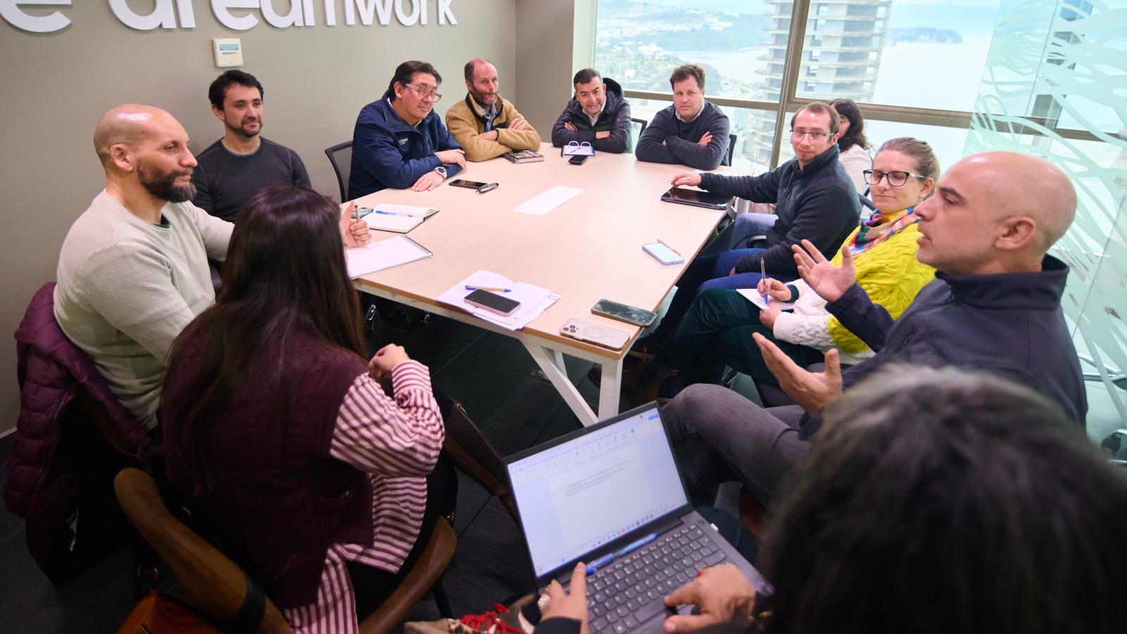 Emprendedores y mentores reunidos en torno a una mesa de trabajo durante una sesión de la Incubadora Volcanes