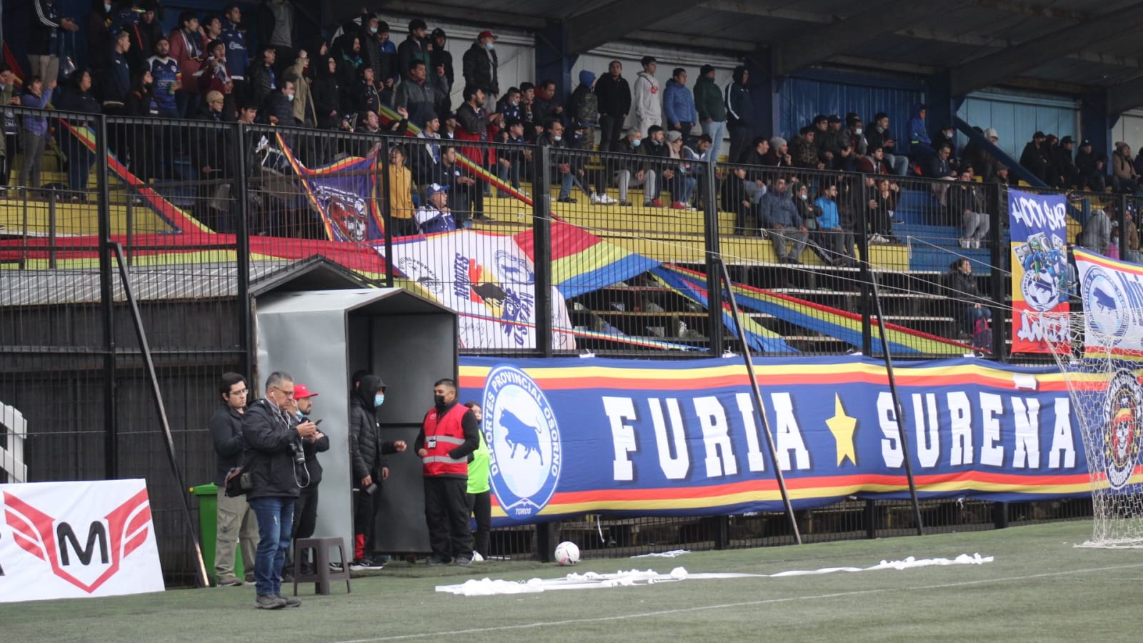 Hinchada de Provincial Osorno en las tribunas del Parque Schott durante un partido anterior