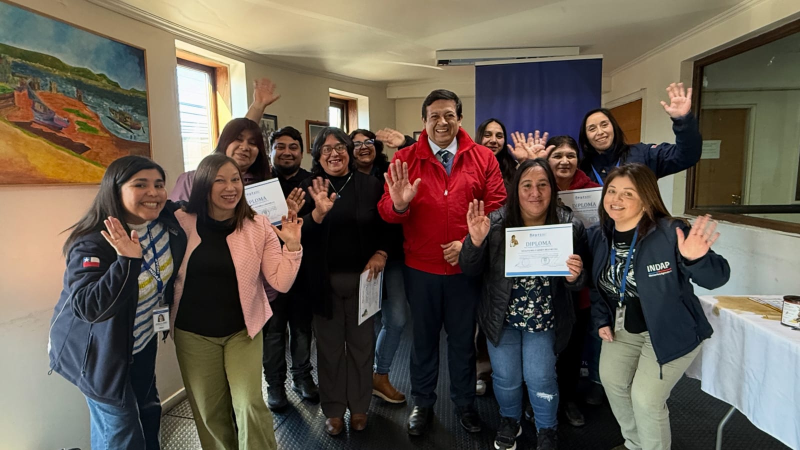 El alcalde de Calbuco junto a las seis agricultoras reconocidas y al equipo de INDAP y del PDTI, con los diplomas en la mano